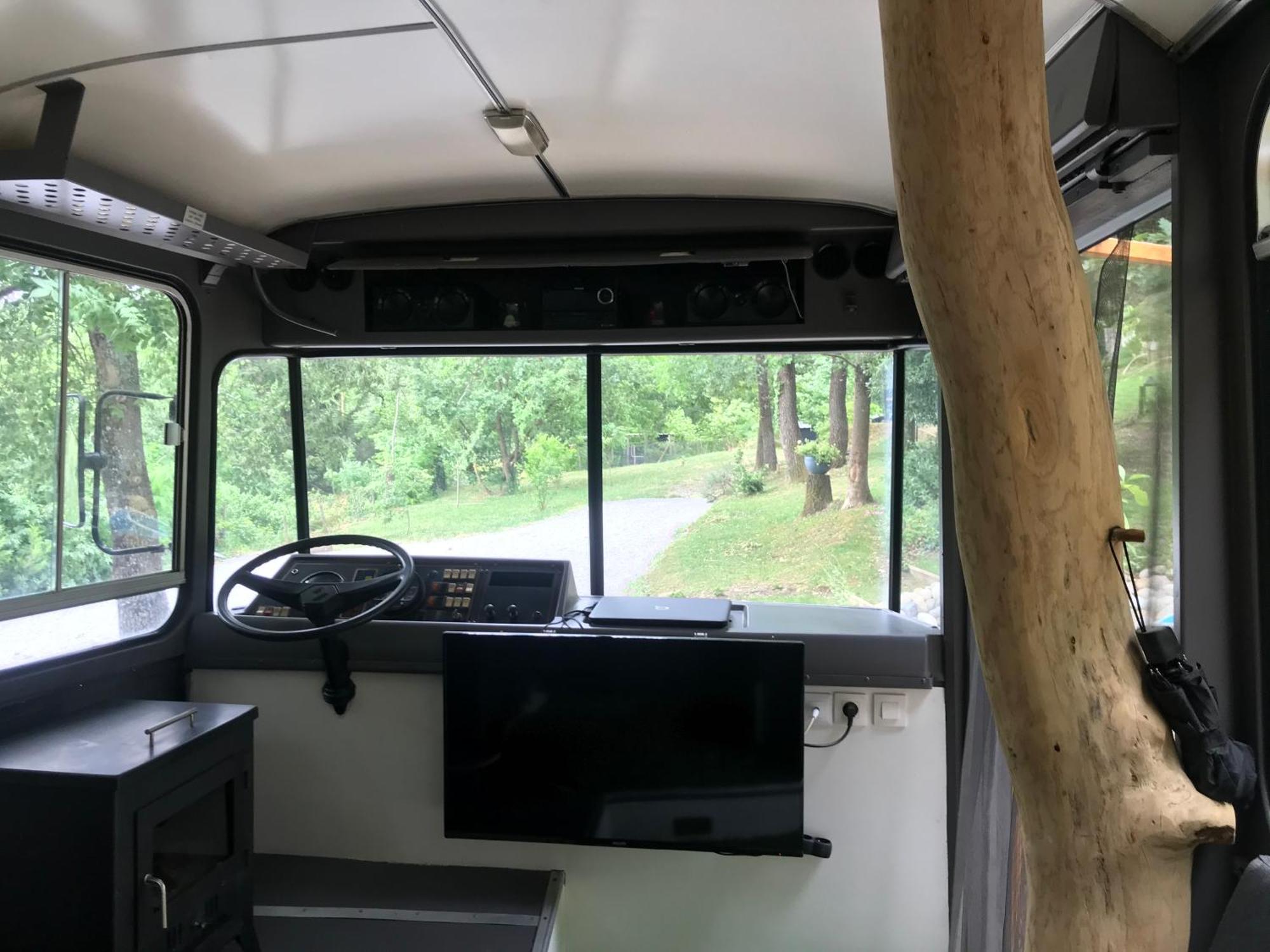 Bus Atypique Au Bord Du Canal Du Midi Et Au Coeur D'Une Foret 2 Chambres Villepinte  Exterior photo